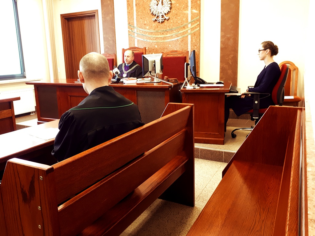 Policjant przekroczył granice obrony koniecznej – mimo to, białostocki sąd warunkowo umorzył sprawę