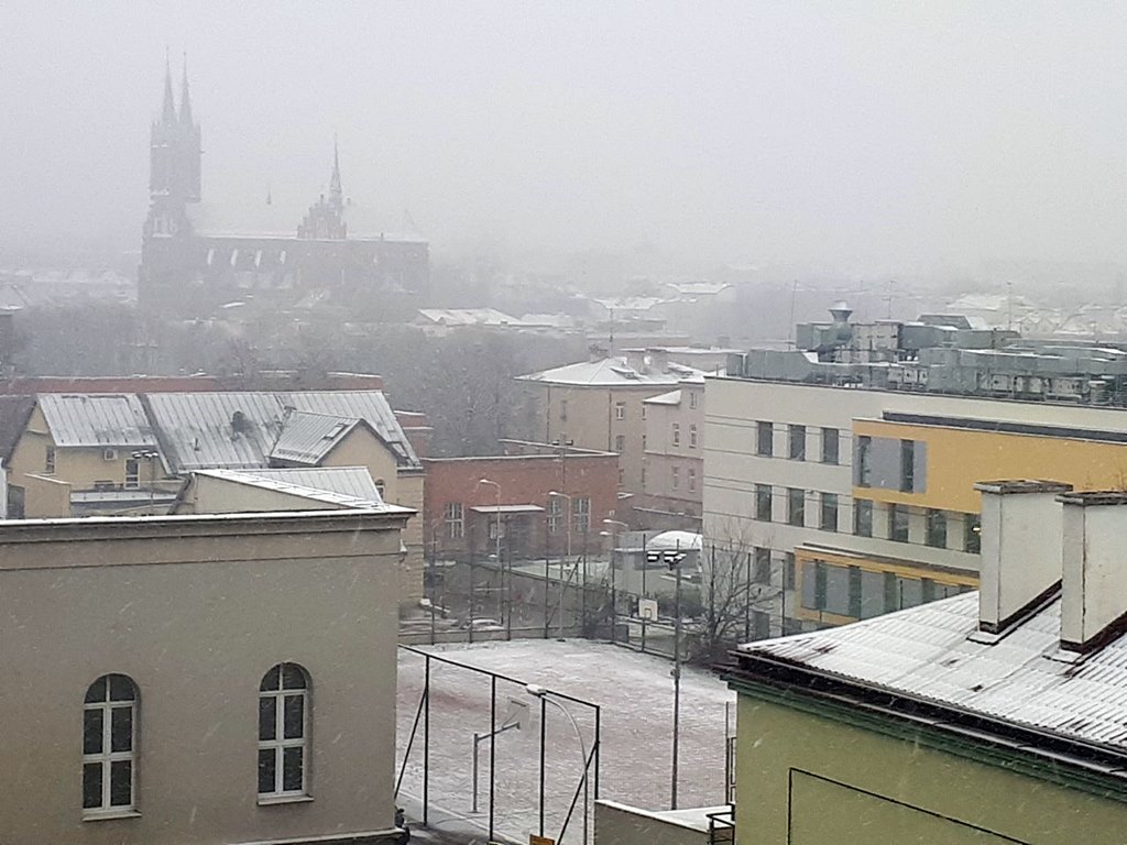 Ulice i chodniki w naszym regionie miejscami pod "białą pierzynką" - śnieg ma padać cały dzień i w nocy