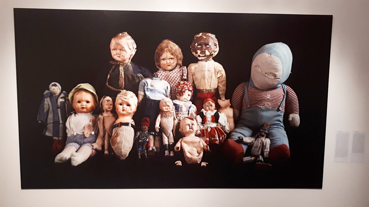 Wystawa zdjęć lalek z obozu na Majdanku w Centrum im. Ludwika Zamenhofa