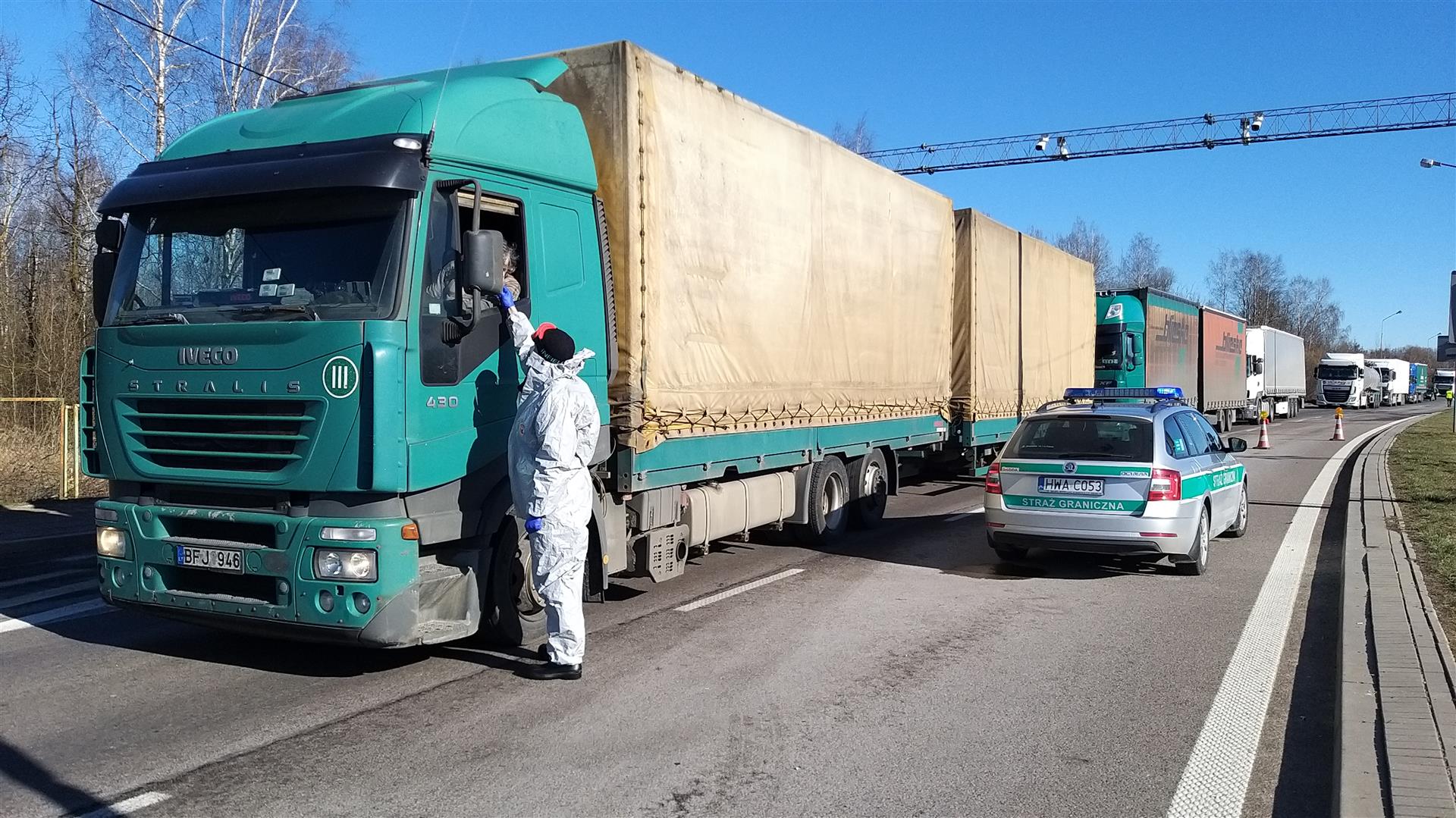 Od północy w Polsce zamknięte granice, dla wracających Polaków obowiązkowa kwarantanna [zdjęcia, wideo]