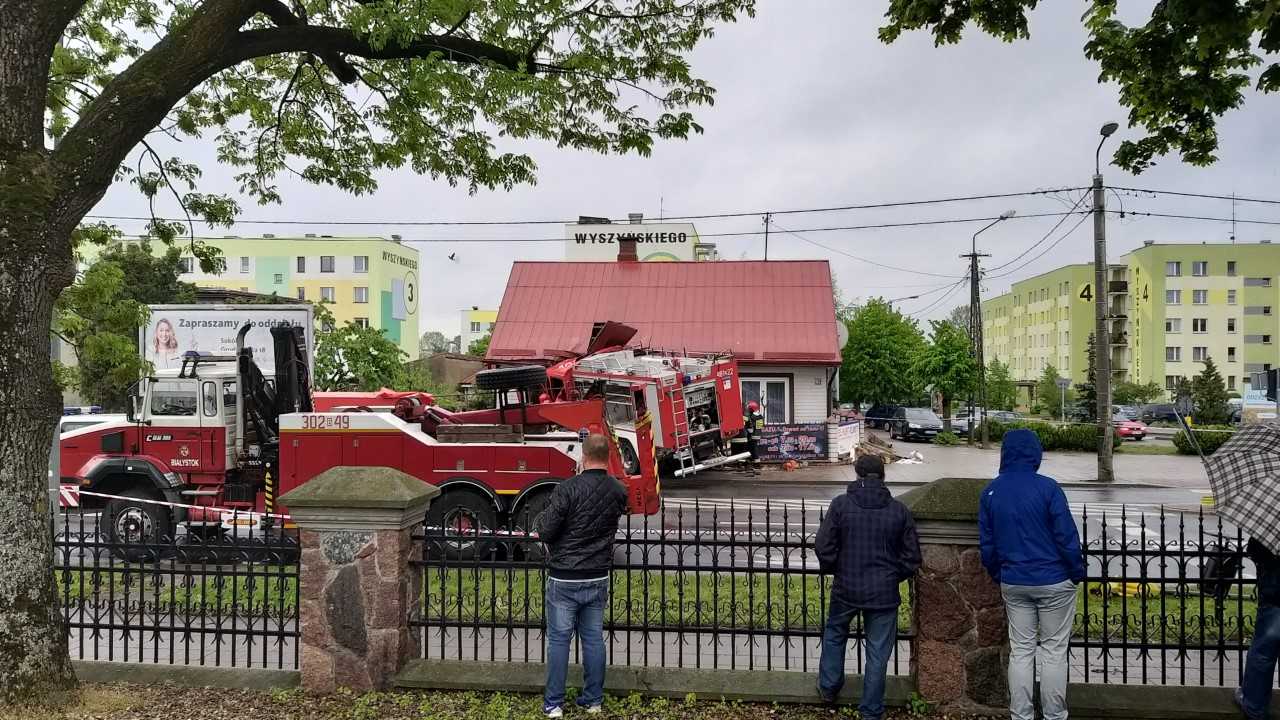 Wóz strażacki wbity w dom w Sokółce - na razie nie ma winnych