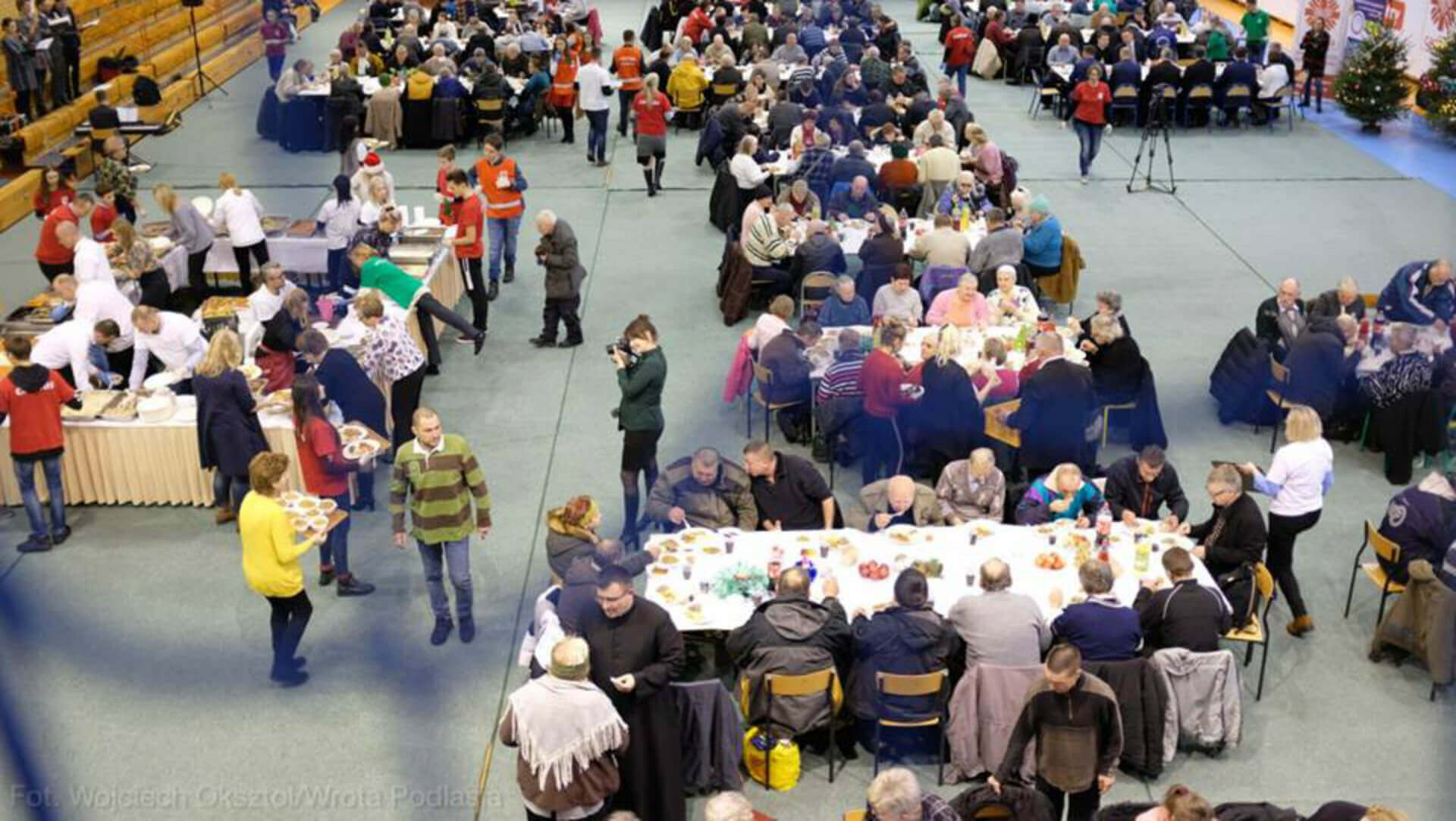 Białystok: Blisko 300 osób zasiadło do wigilijnego stołu na spotkaniu organizowanym przez Caritas