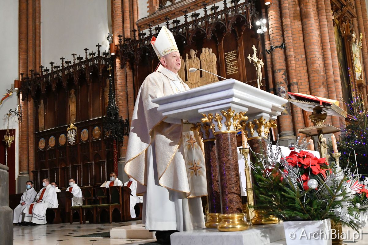 Abp Guzdek w homilii w czasie pasterki o sytuacji na granicy z Białorusią: konieczne opamiętanie i dialog