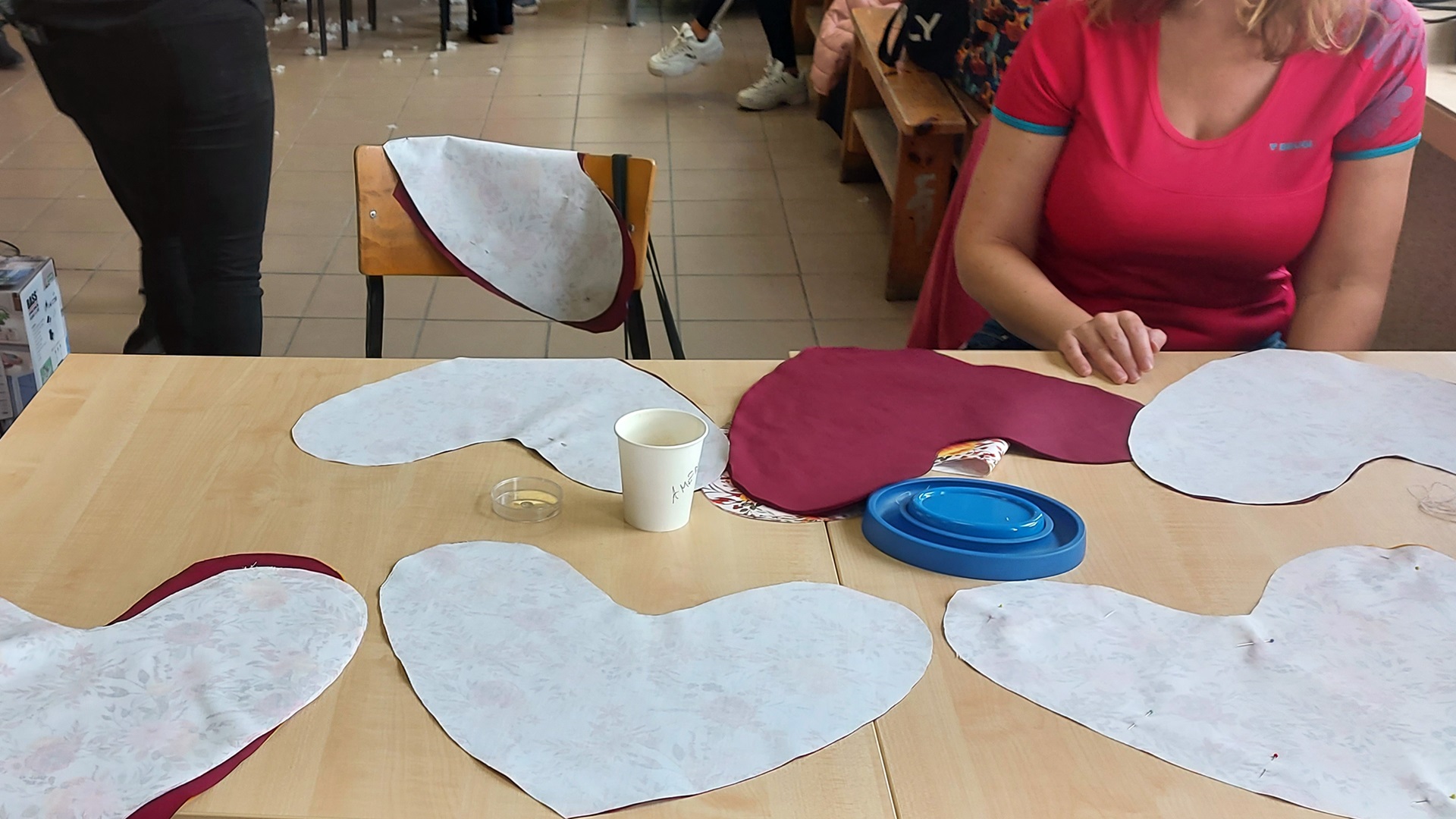 Charytatywne szycie poduszek dla pacjentek onkologicznych