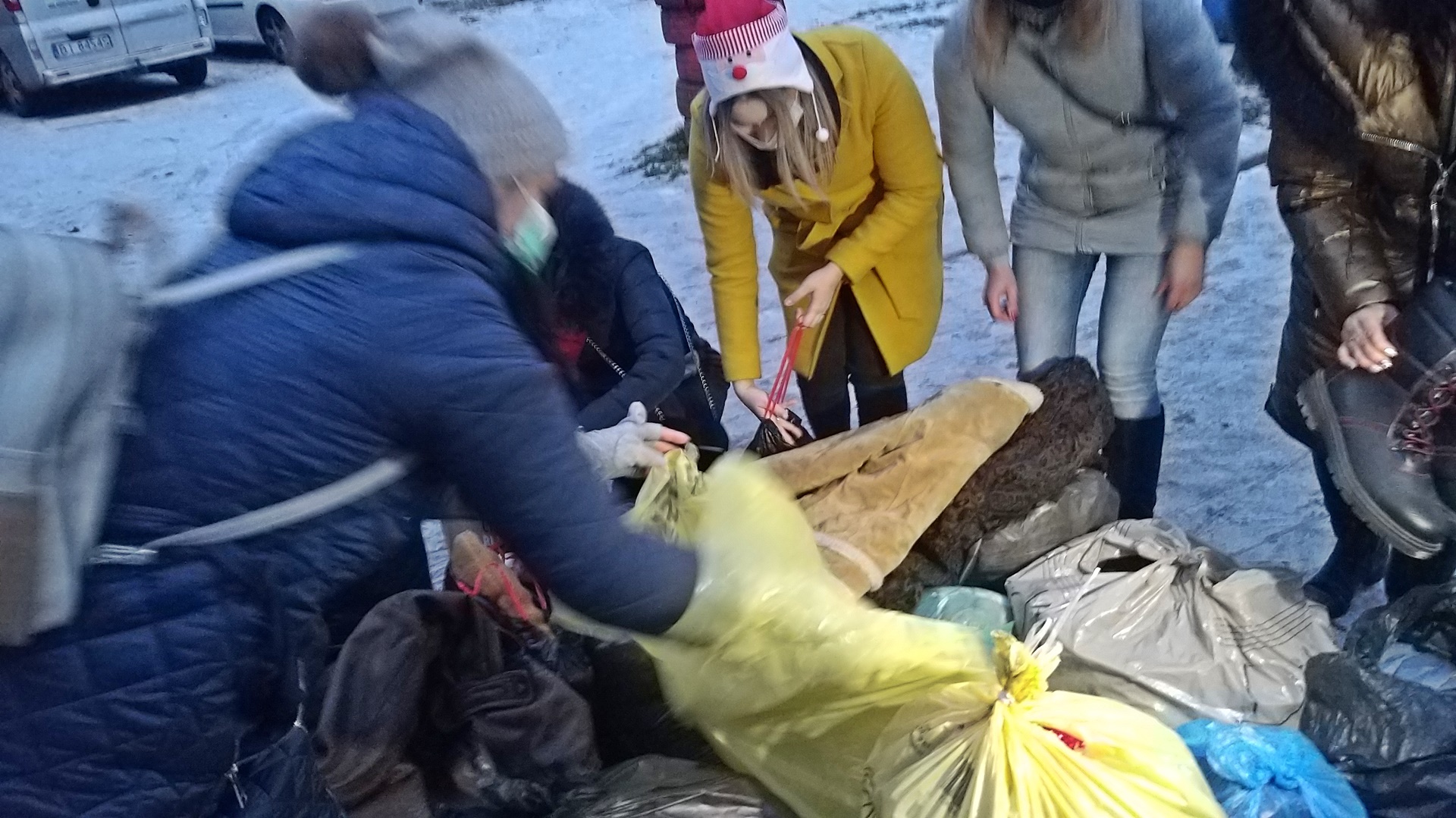 W ramach akcji "Podziel się dobrem" bezdomni otrzymali zimową odzież