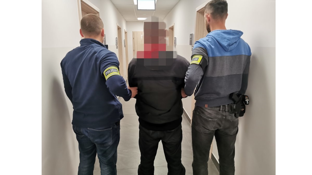 Policja zatrzymała podejrzanego o zniszczenie nagrobków na cmentarzu w Łomży [wideo]