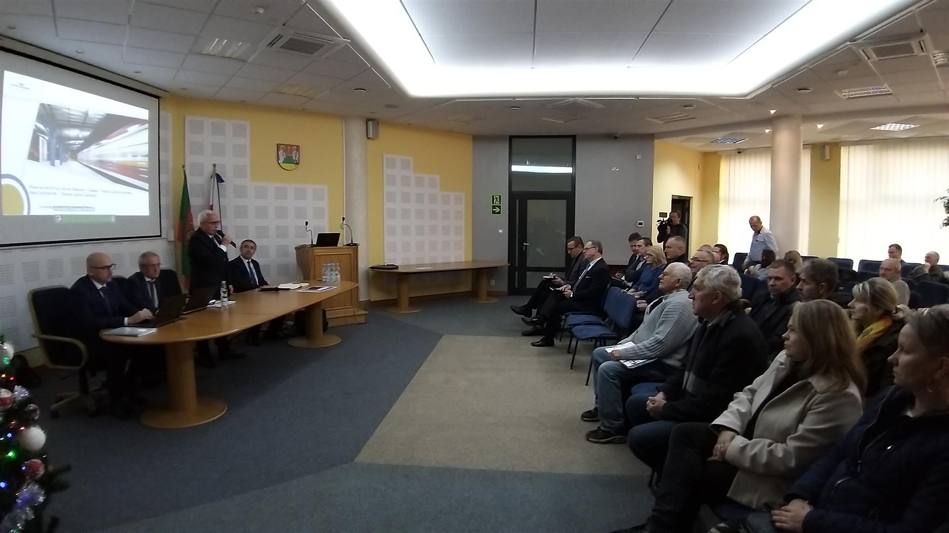 Przedstawiciele PKP zaprezentowali w suwalskim ratuszu ostateczny wariant przebiegu trasy Rail Baltica