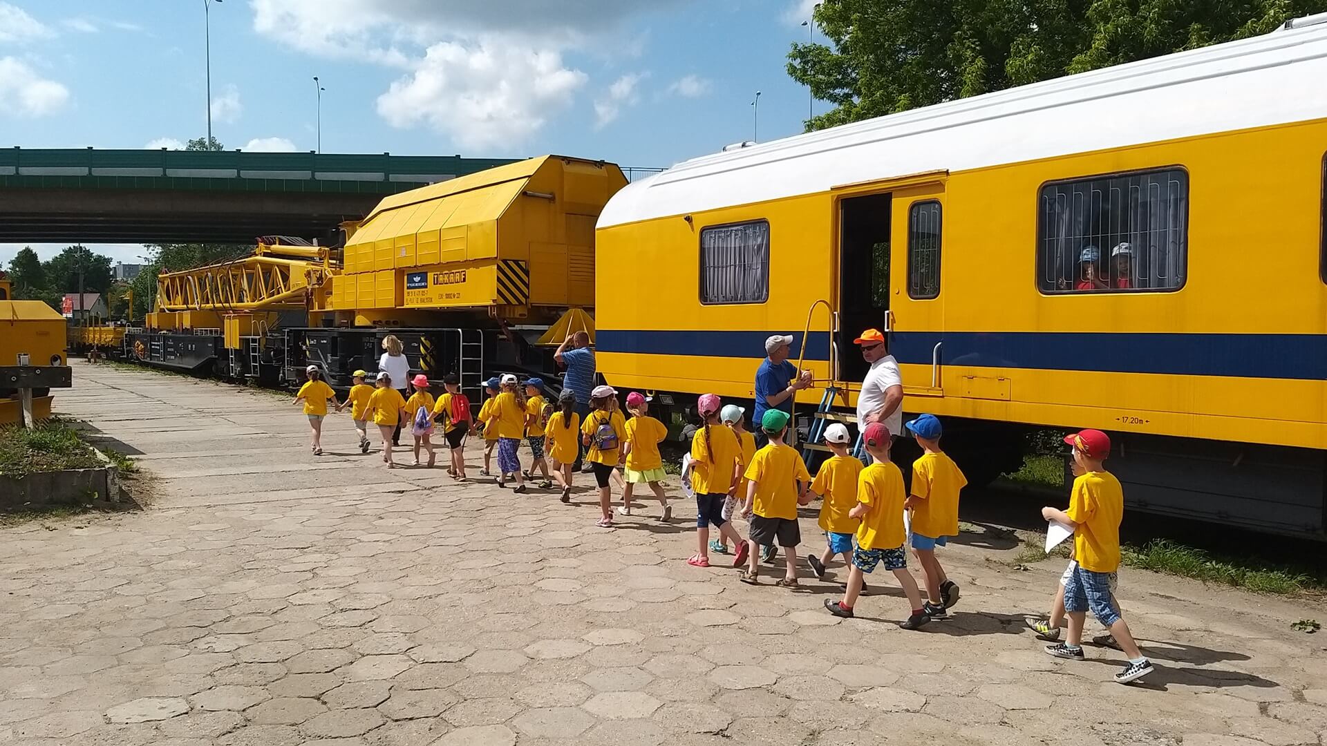 "Zatrzymaj się i żyj" - w białostockiej drezynowni akcja "PODKoffA" Polskich Linii Kolejowych