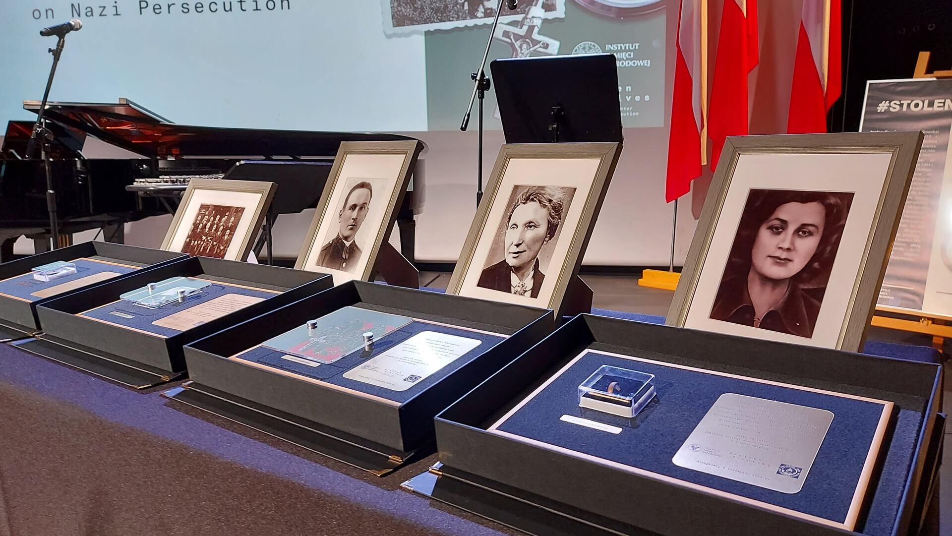 Rodziny więźniów niemieckich obozów koncentracyjnych odebrały pamiątki po nich w ramach kampanii "Stolen Memory"