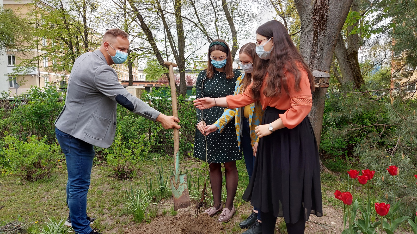 Studenci UMB posadzili dąb pamięci Stanisławy Leszczyńskiej - położnej z Auschwitz [wideo]