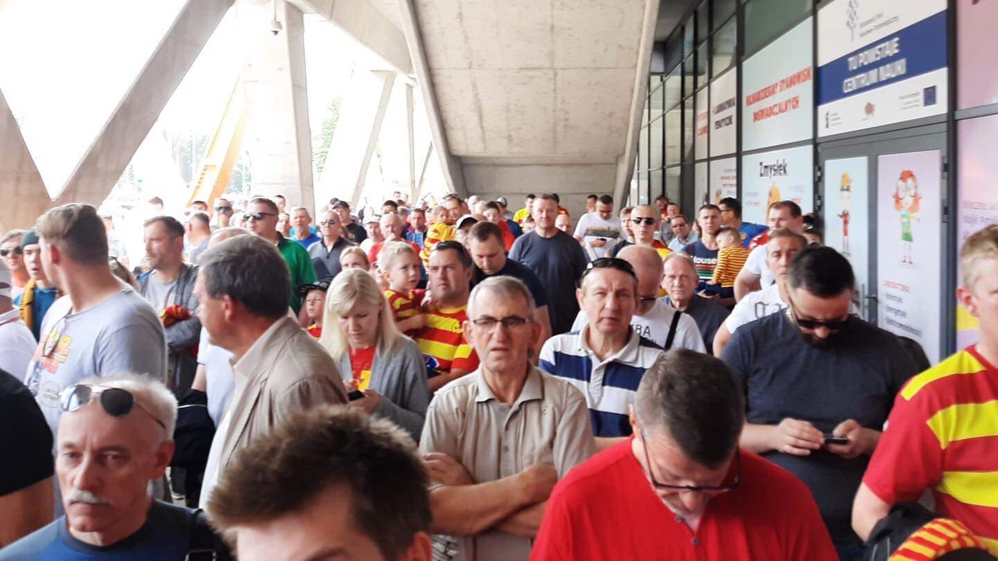 Zamieszanie przed stadionem miejskim w Białymstoku