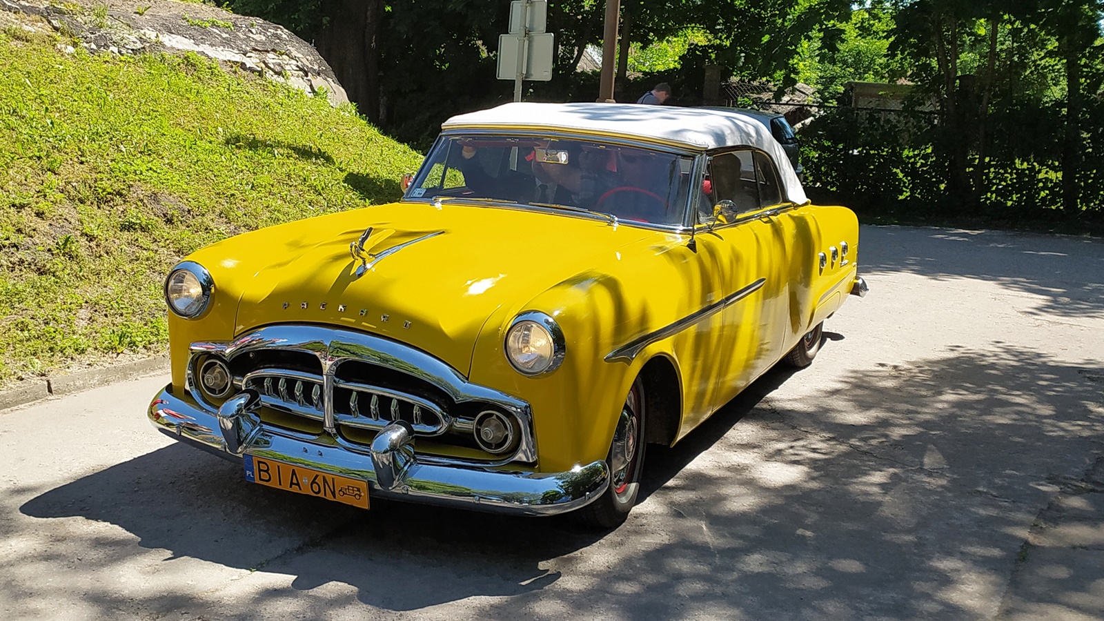 Wystawa zabytkowych pojazdów przed Pałacem Hasbacha w Białymstoku