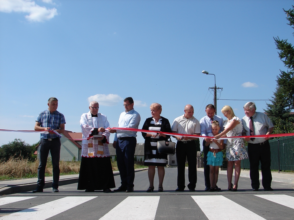 Czekali na to kilkanaście lat - mieszkańcy Grzymał Szczepankowskich k. Łomży mają nową drogę