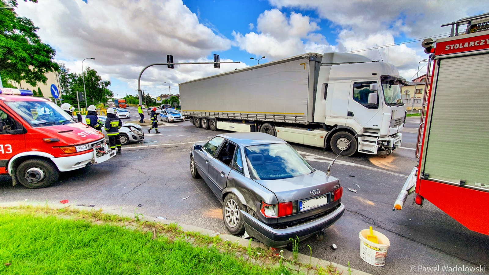Zderzenie trzech aut z samochodem ciężarowym w Piątnicy