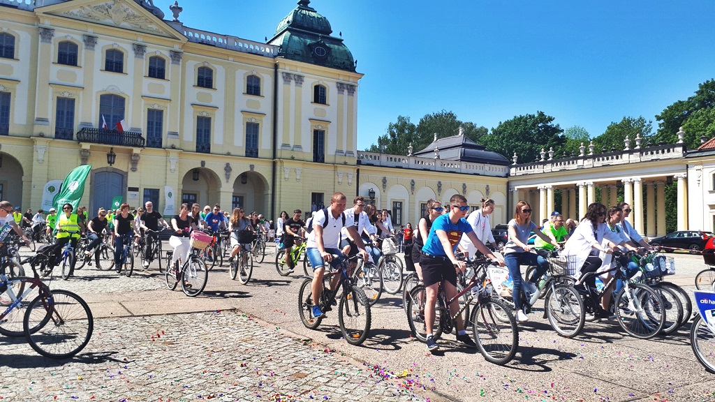 Białostoccy medycy rozpoczęli Medykalia – przejechali rowerami przez miasto