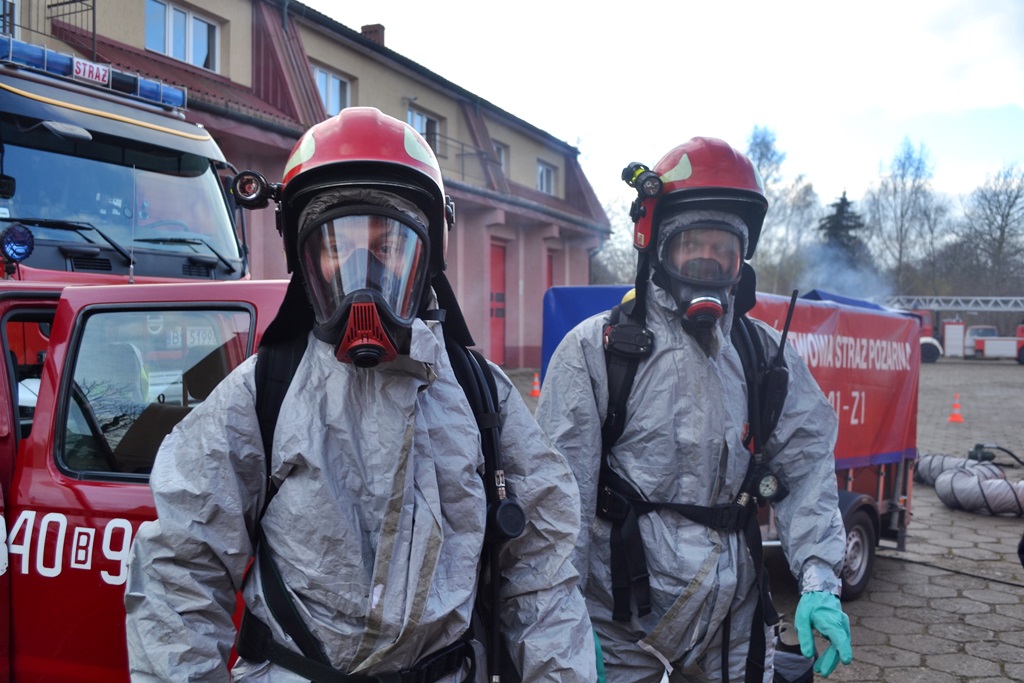 Jak ratować osoby zatrute chemikaliami – ćwiczyli w Suwałkach strażacy i ratownicy medyczni