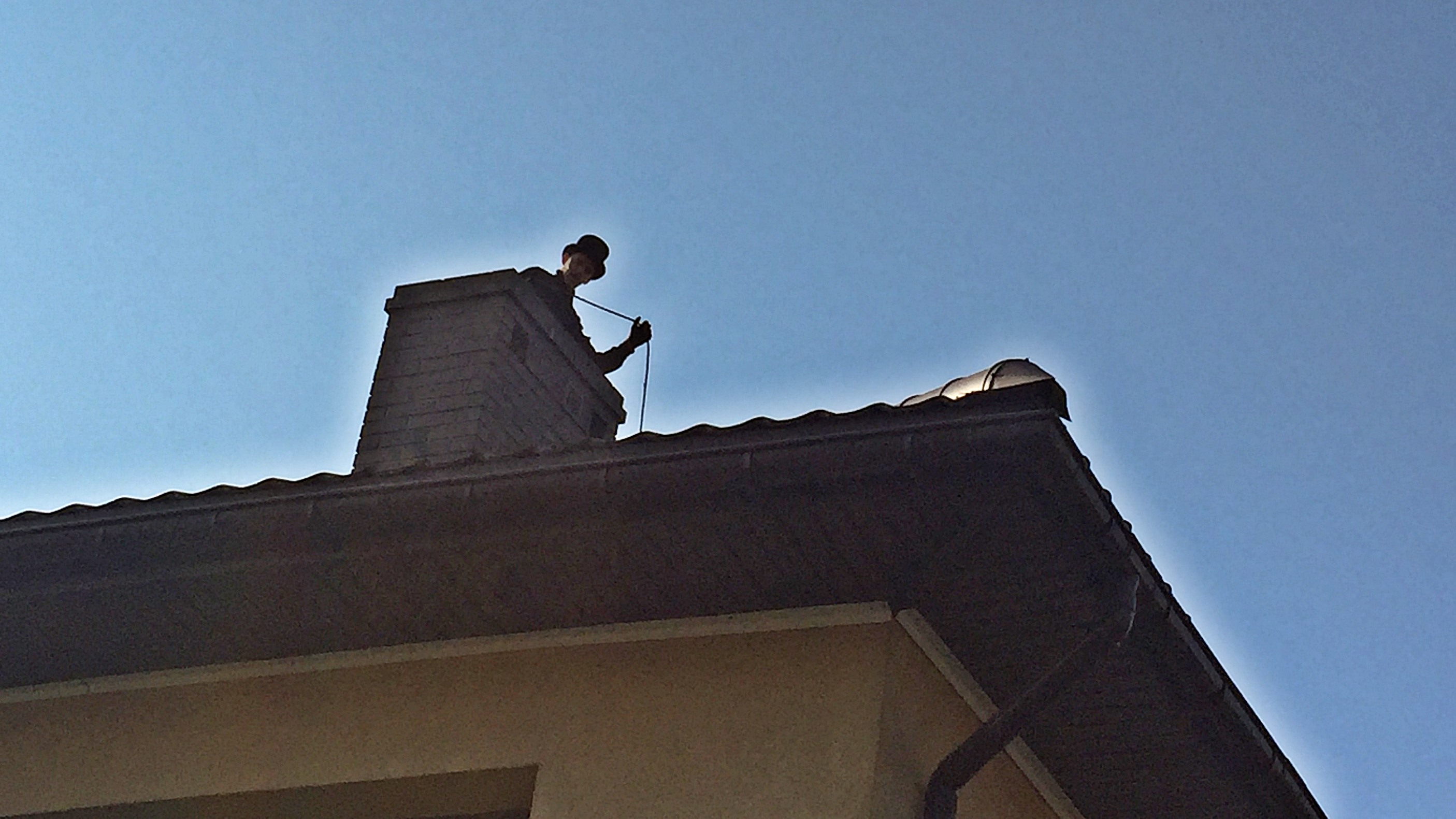 Zapalenie się sadzy w przewodzie kominowym jest w ostatnim czasie coraz częstszą przyczyną pożarów domów