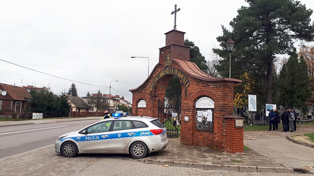 Więcej patroli i kontroli kierowców w okolicach cmentarzy - trwa akcja "Znicz"