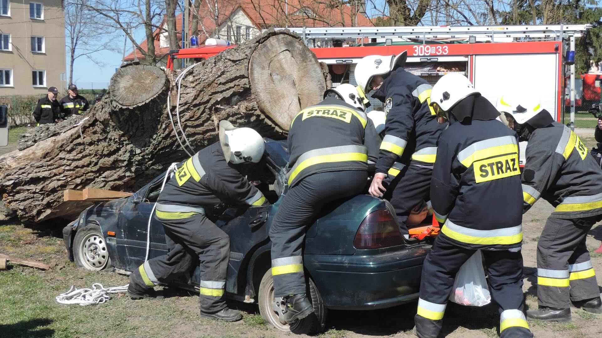 Zawodowi strażacy z Sokółki zachęcają kobiety do wstępowania w szeregi OSP