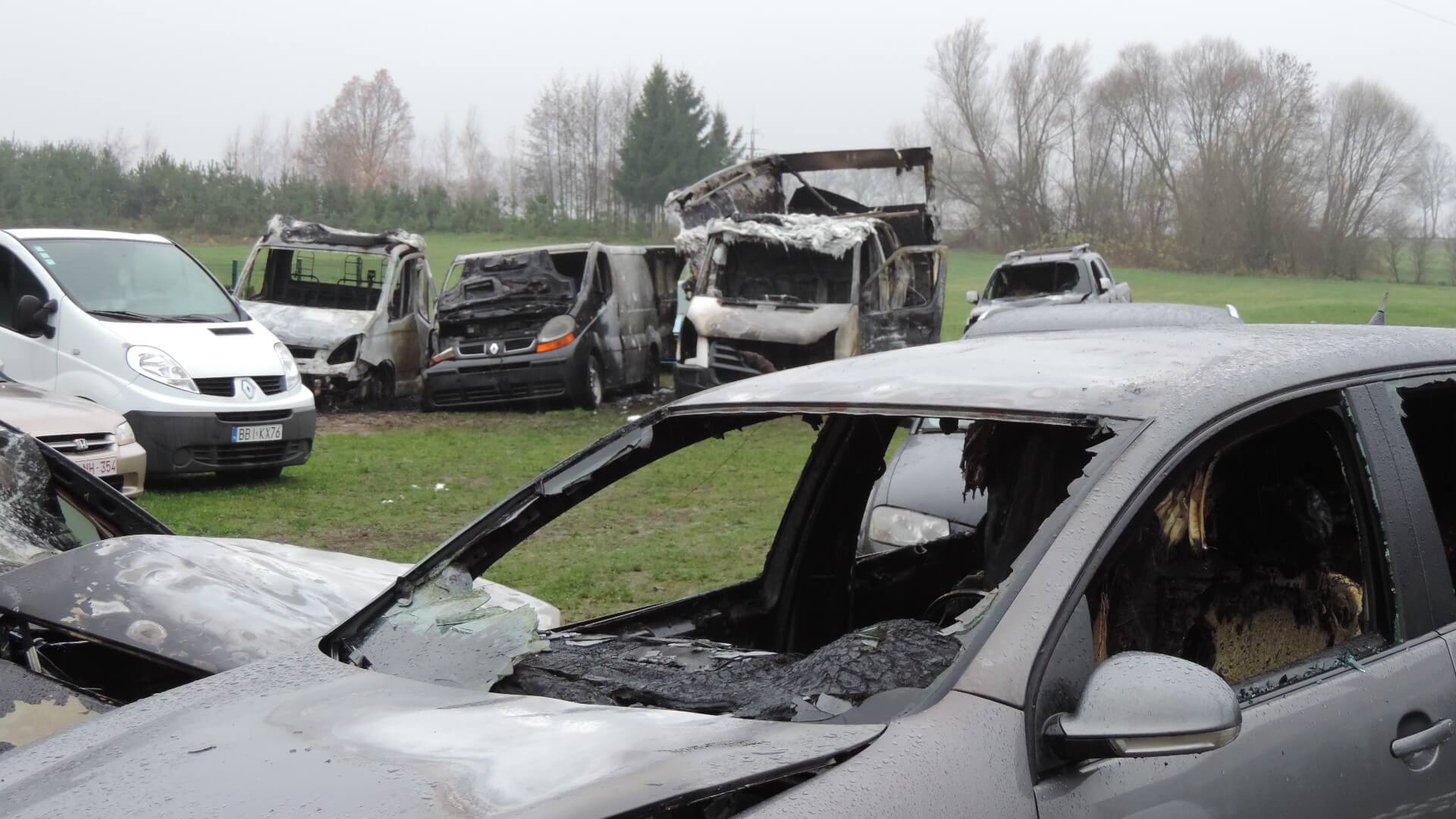 Spłonęło 15 aut - pożar komisu samochodowego w Dąbrówce Kościelnej [zdjęcia]