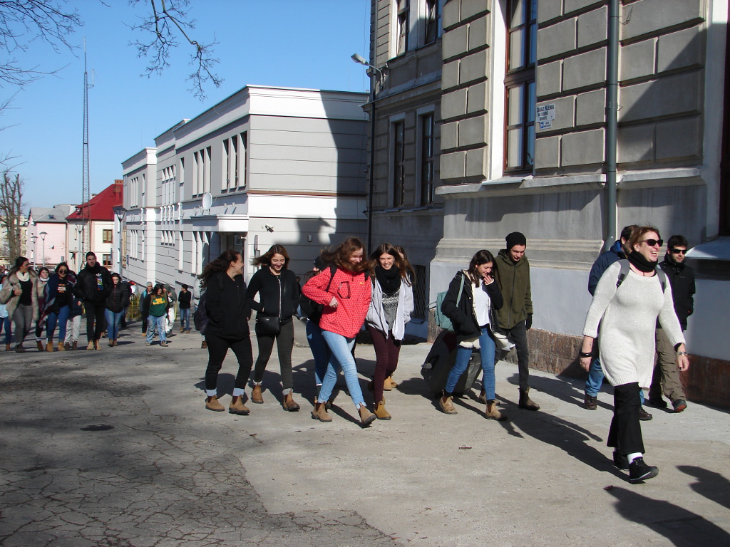 Grupa uczniów z Izraela odwiedza miejsca związane z historią Żydów