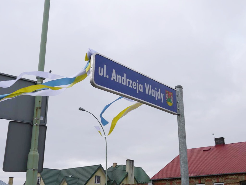 Żona Andrzeja Wajdy odsłoniła ulicę jego imienia w Suwałkach