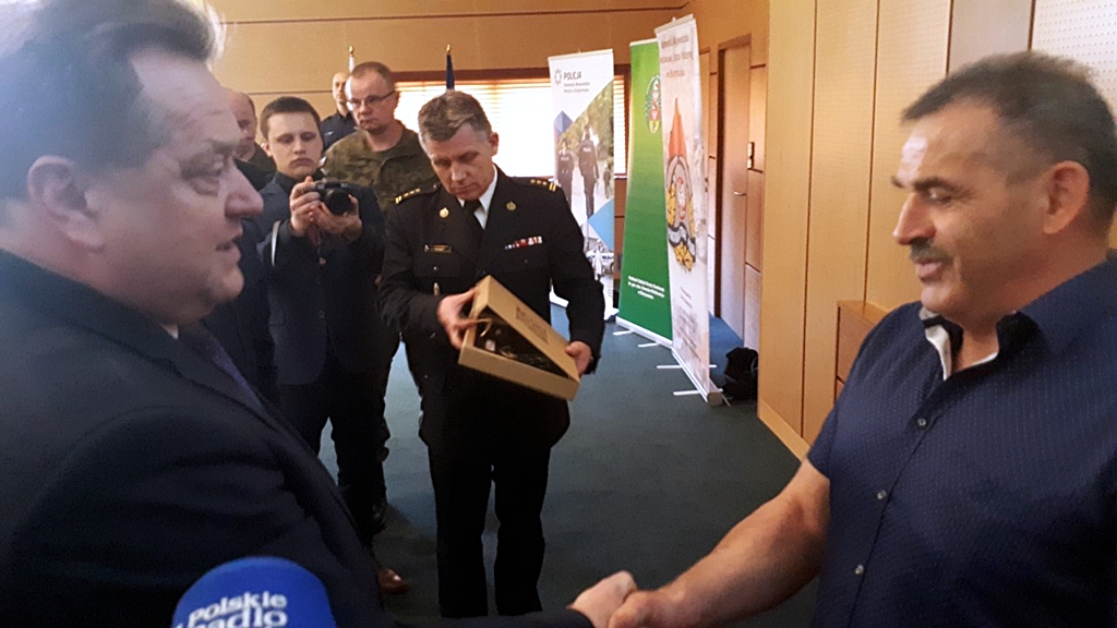 Policjanci, strażacy i wiceminister podziękowali białostoczaninowi za uratowanie dziecka