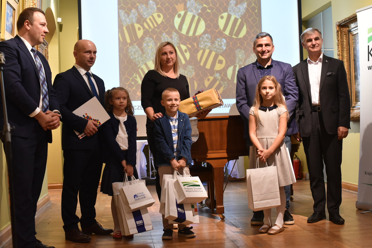 Laureaci konkursu plastycznego "Na ratunek ginącym pszczołom" odebrali nagrody