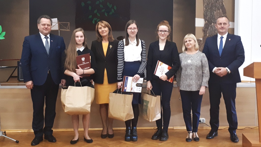 Poszukiwali prawdy o Katyniu, Smoleńsku i Obławie Augustowskiej – młodzież odebrała nagrody w Białymstoku