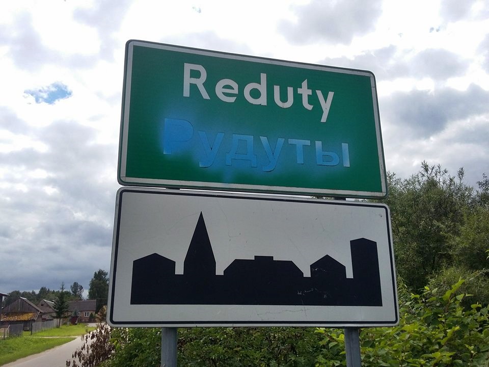 Nieznani sprawcy zamalowali polsko-białoruskie tablice w gminie Orla