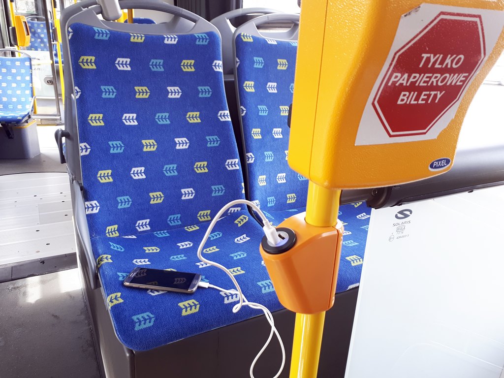 Można ładować urządzenia mobilne w autobusach BKM - pojawiły się w nich gniazda USB