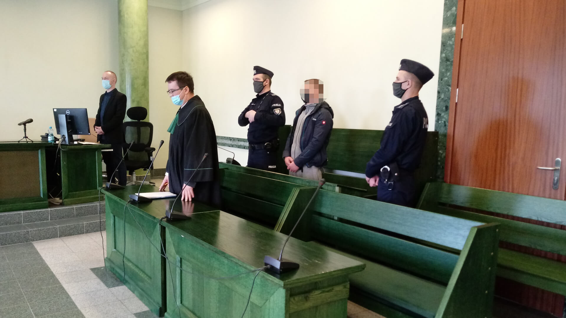 1,5 roku więzienia dla 35-latka za zrzucenie psa z ósmego piętra