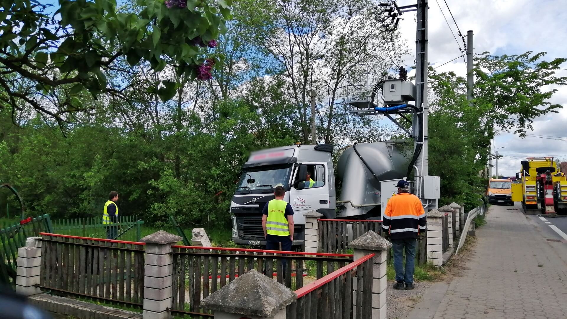 Zwierki: Ciężarówka wjechała w ogrodzenie domu