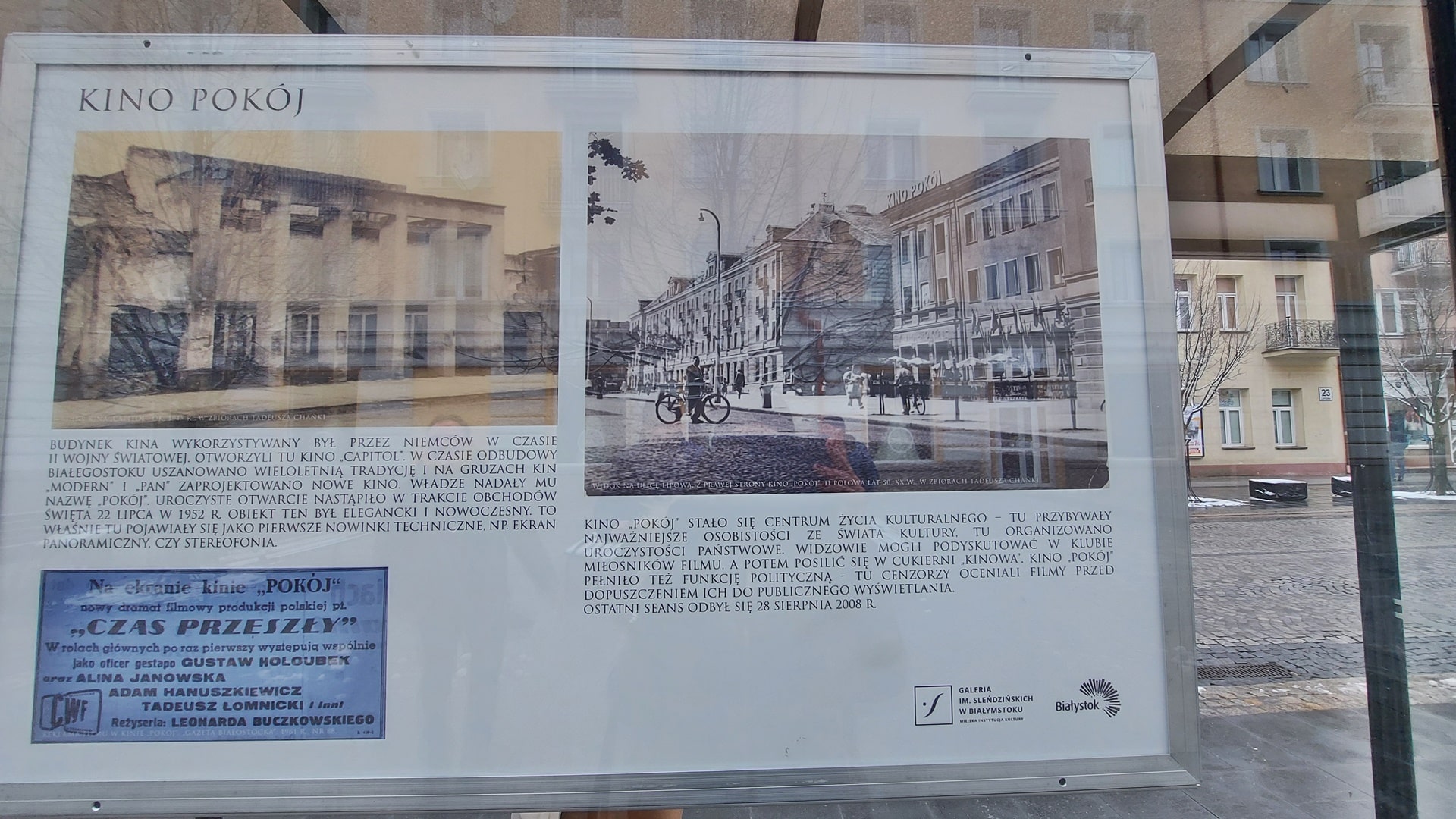 Na przystanku autobusowym u zbiegu ul. Lipowej i Nowy Świat w Białymstoku pojawiła się tablica z informacjami o kinie "Pokój"