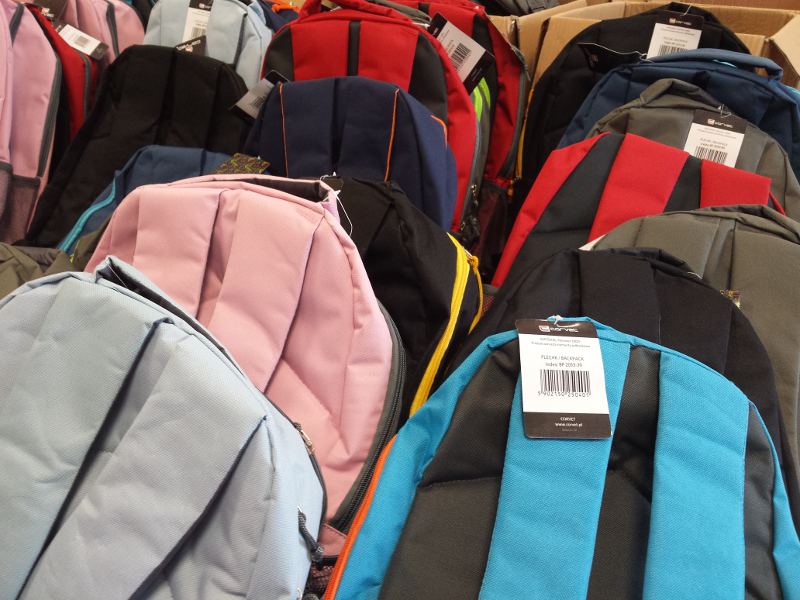 100 tornistrów "z uśmiechem" dla potrzebujących dzieci