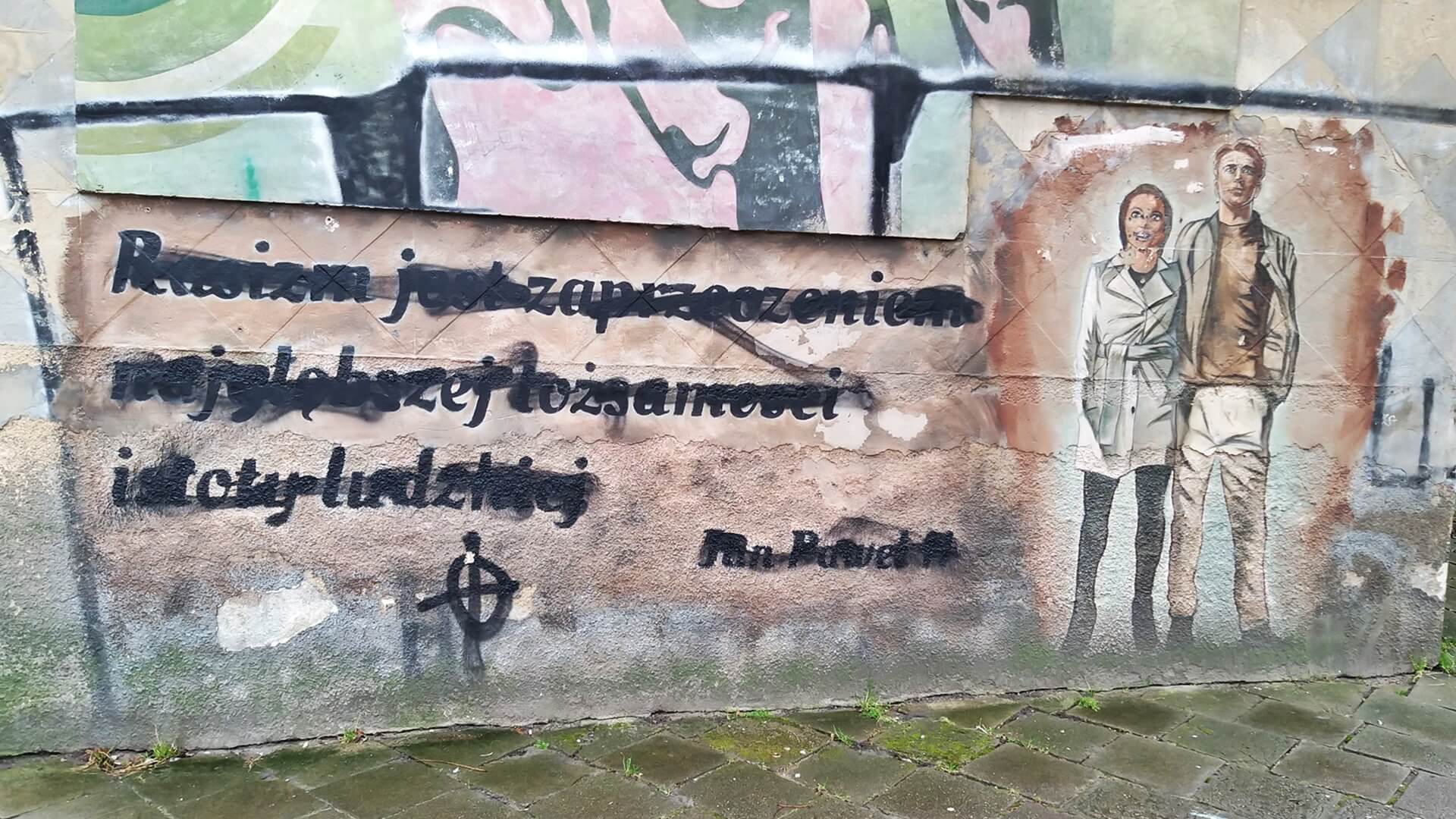 Akt wandalizmu w centrum Białegostoku - ktoś zamalował mural z cytatem Jana Pawła II