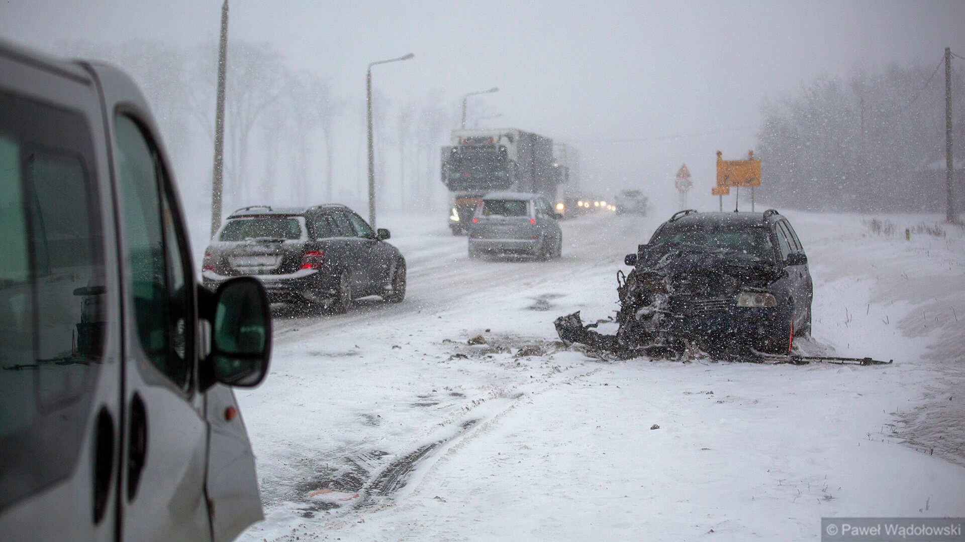 Trudne warunki na drogach - w regionie doszło do kilku wypadków [zdjęcia, wideo]