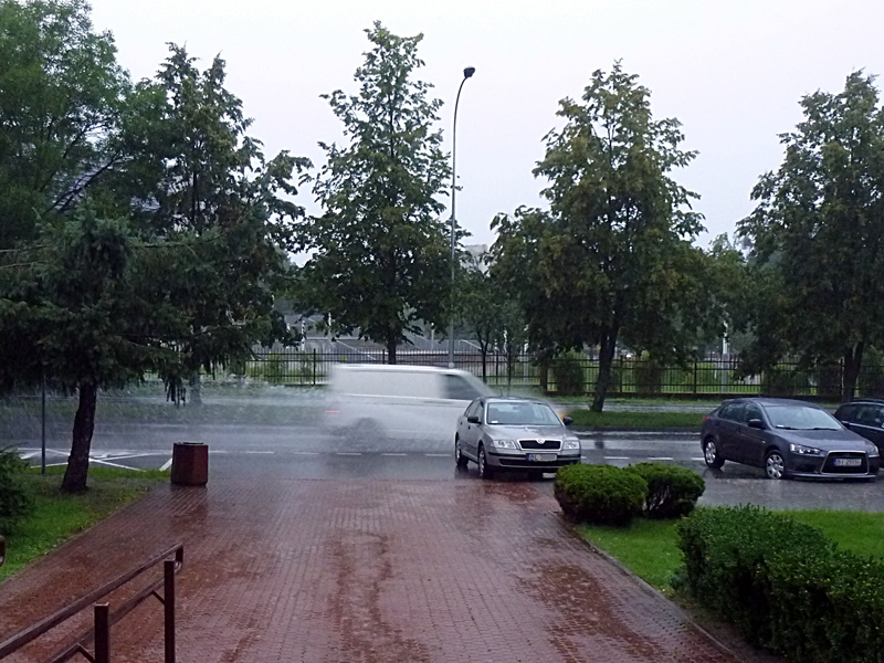 Centrum Zarządzania Kryzysowego ostrzega przed intensywnym deszczem