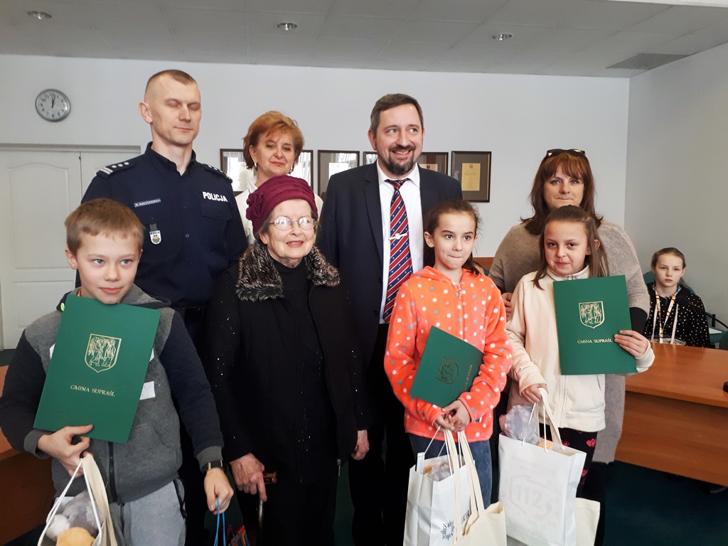 Troje dzieci pomogło starszej kobiecie, której złodziej ukradł torebkę