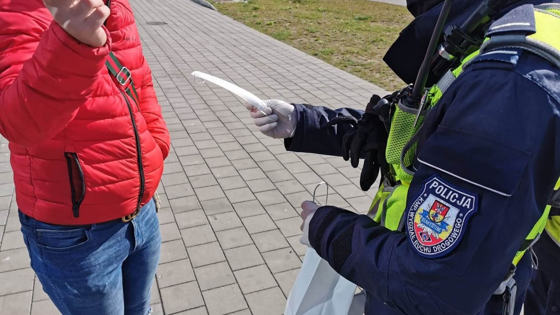 Policjanci sprawdzają, czy białostoczanie noszą maseczki