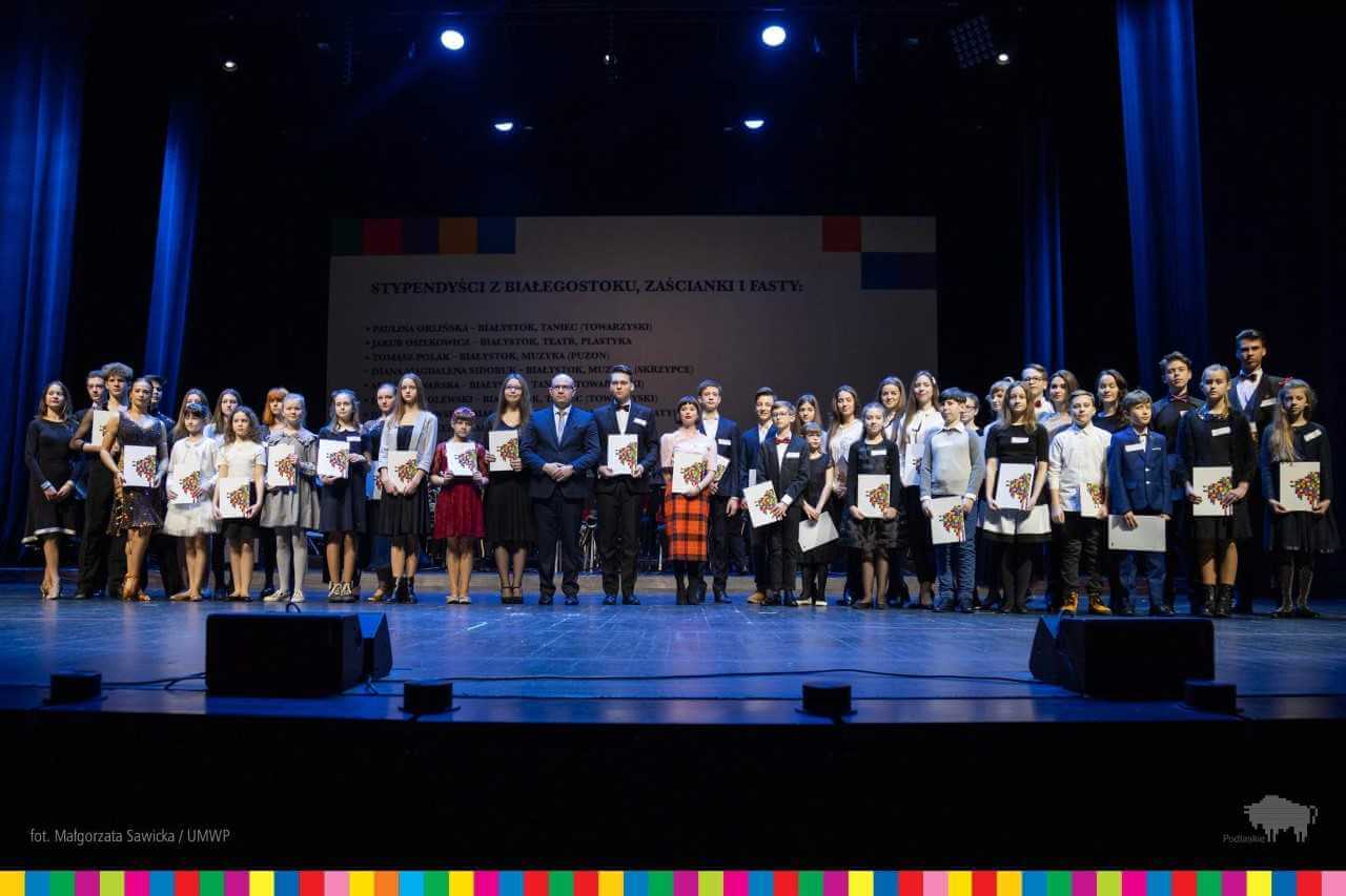 140 stypendiów dla uzdolnionych dzieci i młodzieży z województwa podlaskiego