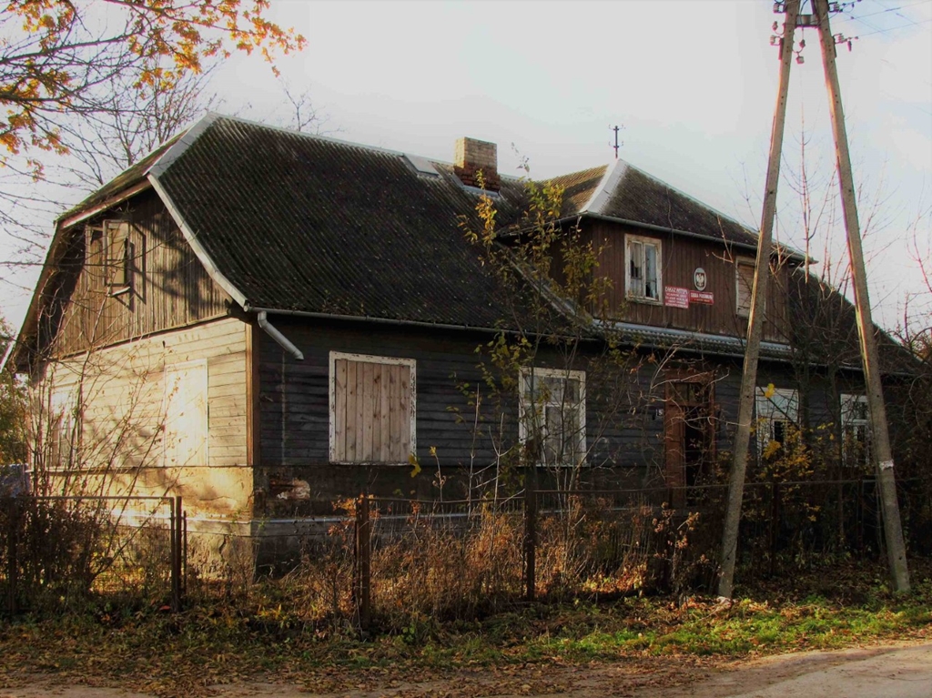 Drewniana szkoła z lat 50. XX w. w Podlaskim Muzeum Kultury Ludowej