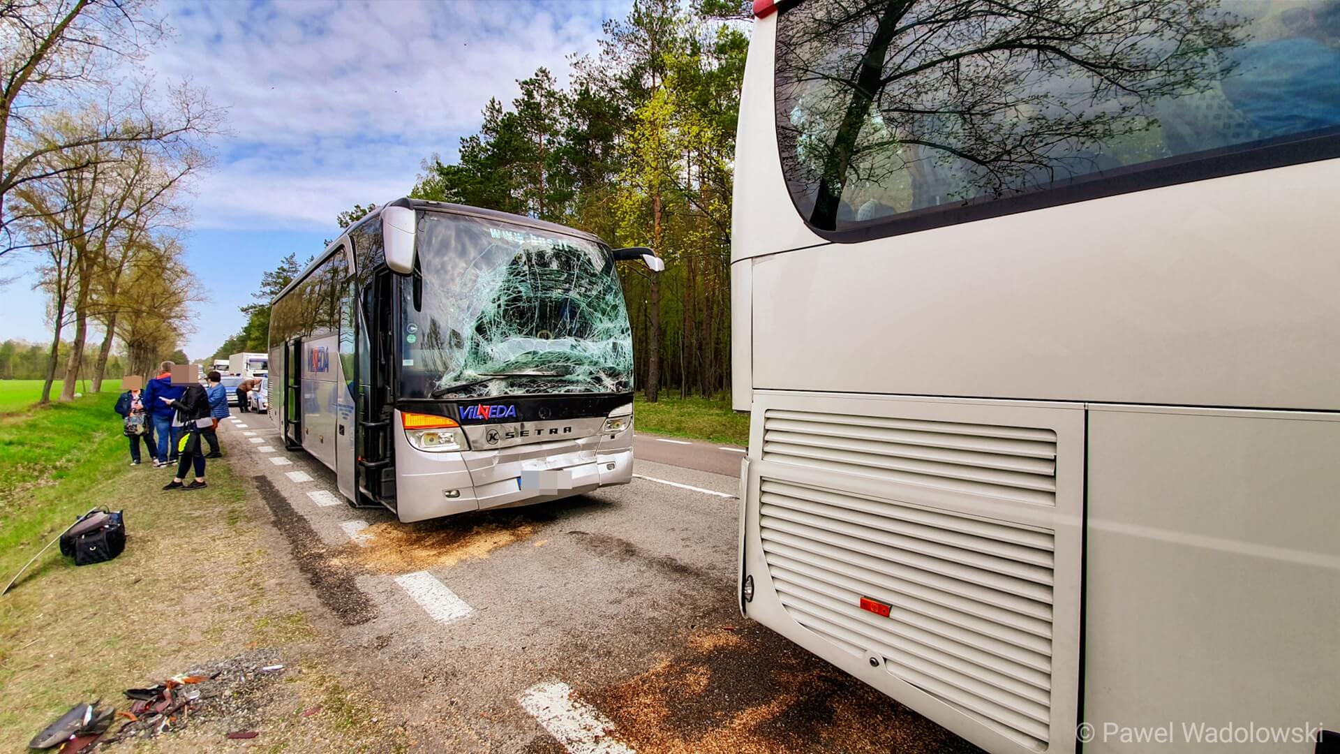 Wypadek w miejscowości Poryte k. Kolna - zderzyły się dwa autokary i samochód osobowy