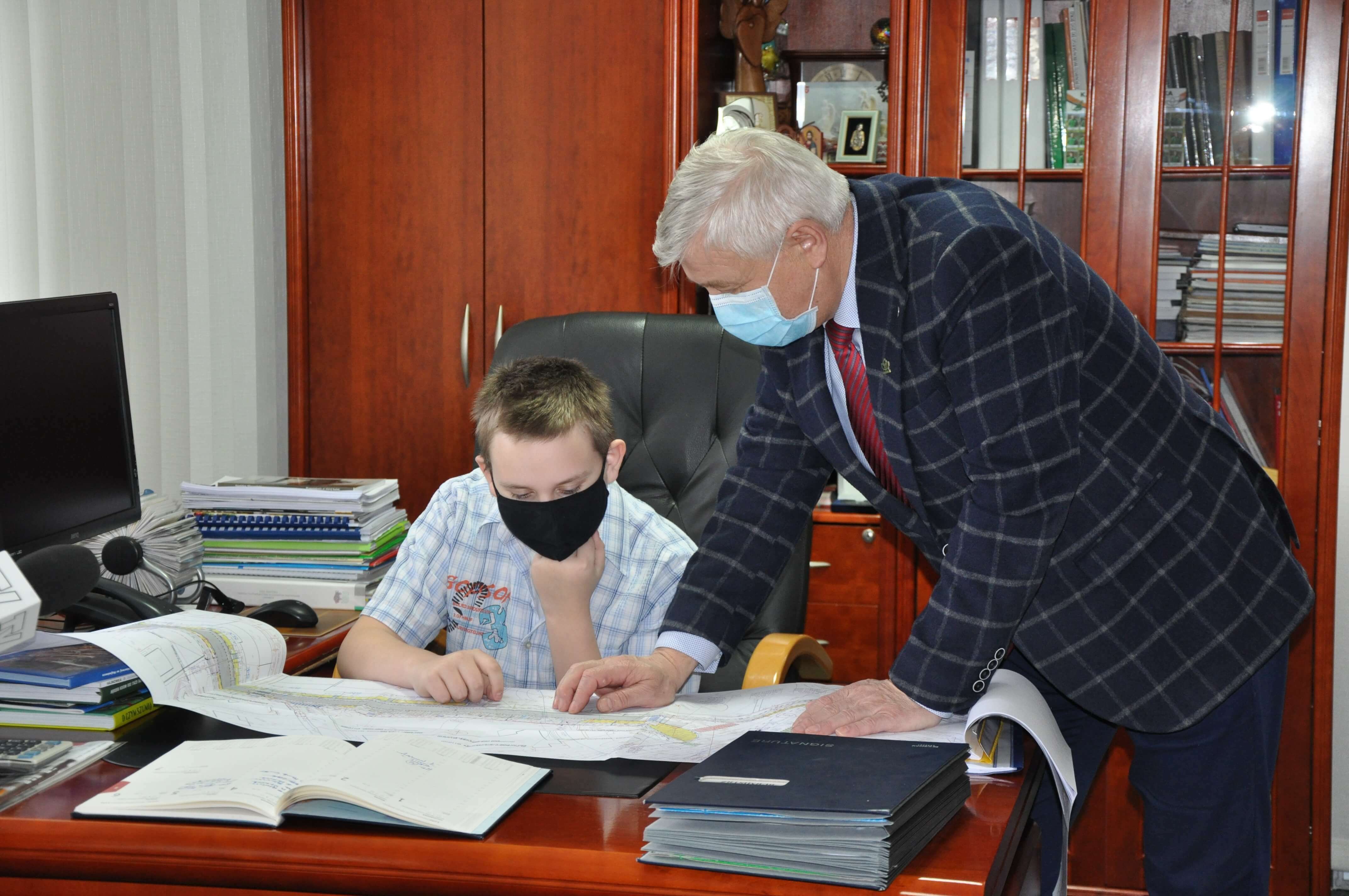 11-latek z Hajnówki zasiadł na fotelu burmistrza - to wygrana w licytacji na rzecz chorego chłopca