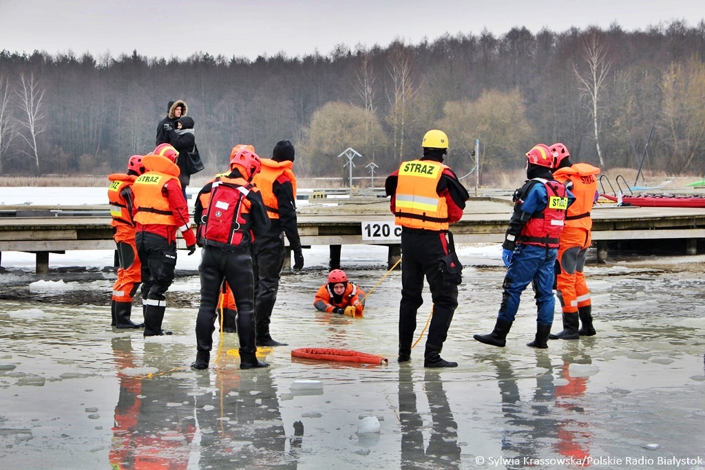 Nie ma bezpiecznego lodu - podlascy strażacy i policjanci ćwiczyli na zalewie w Białymstoku [zdjęcia, wideo]