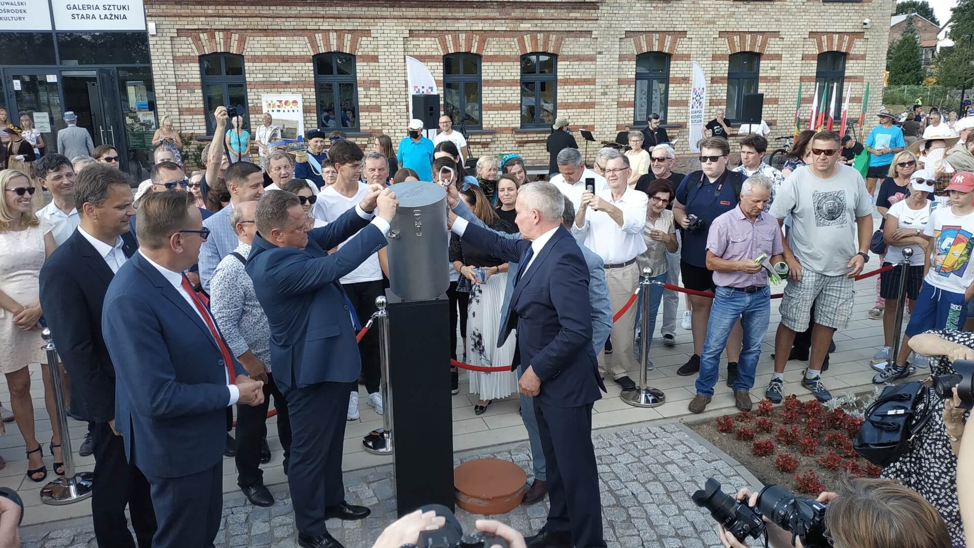 300 lat praw miejskich świętują Suwałki - w centrum miasta zakopano kapsułę czasu