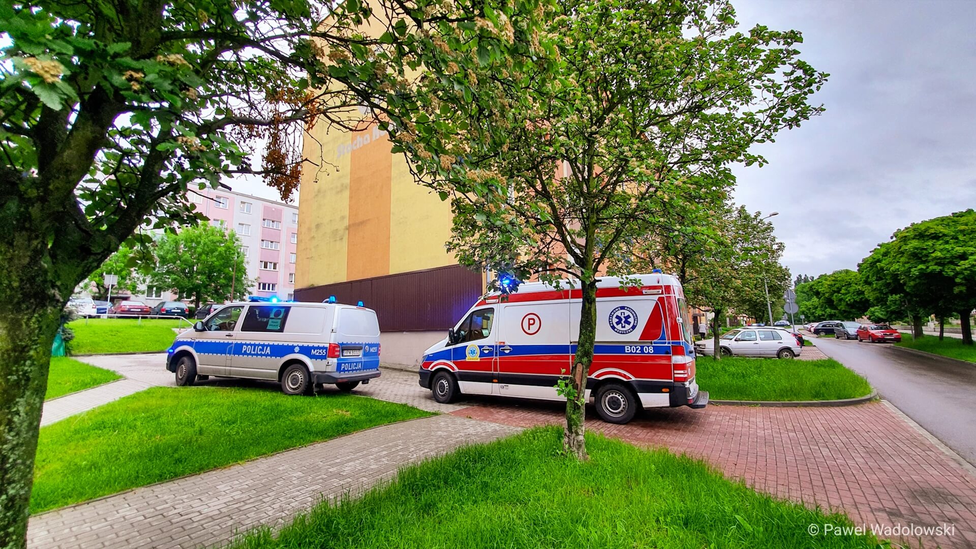Zwłoki mężczyzny znaleźli policjanci w jednym z mieszkań przy ulicy Stacha Konwy w Łomży
