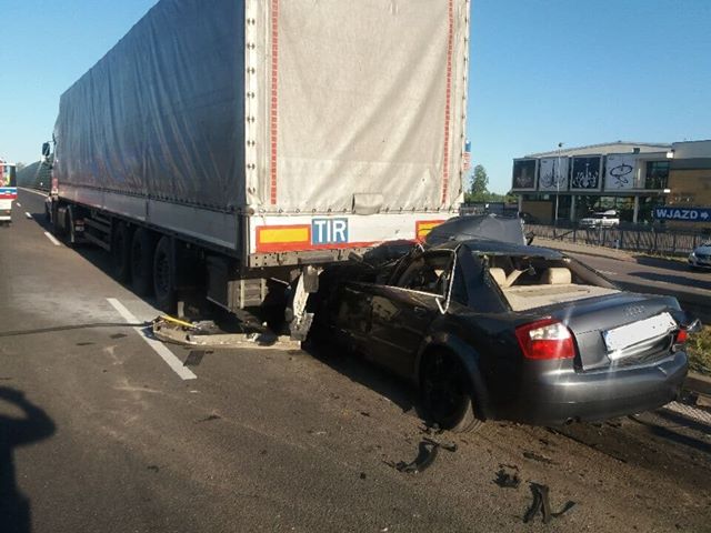 Wypadek k. Białegostoku - samochód osobowy zderzył się z ciężarówką