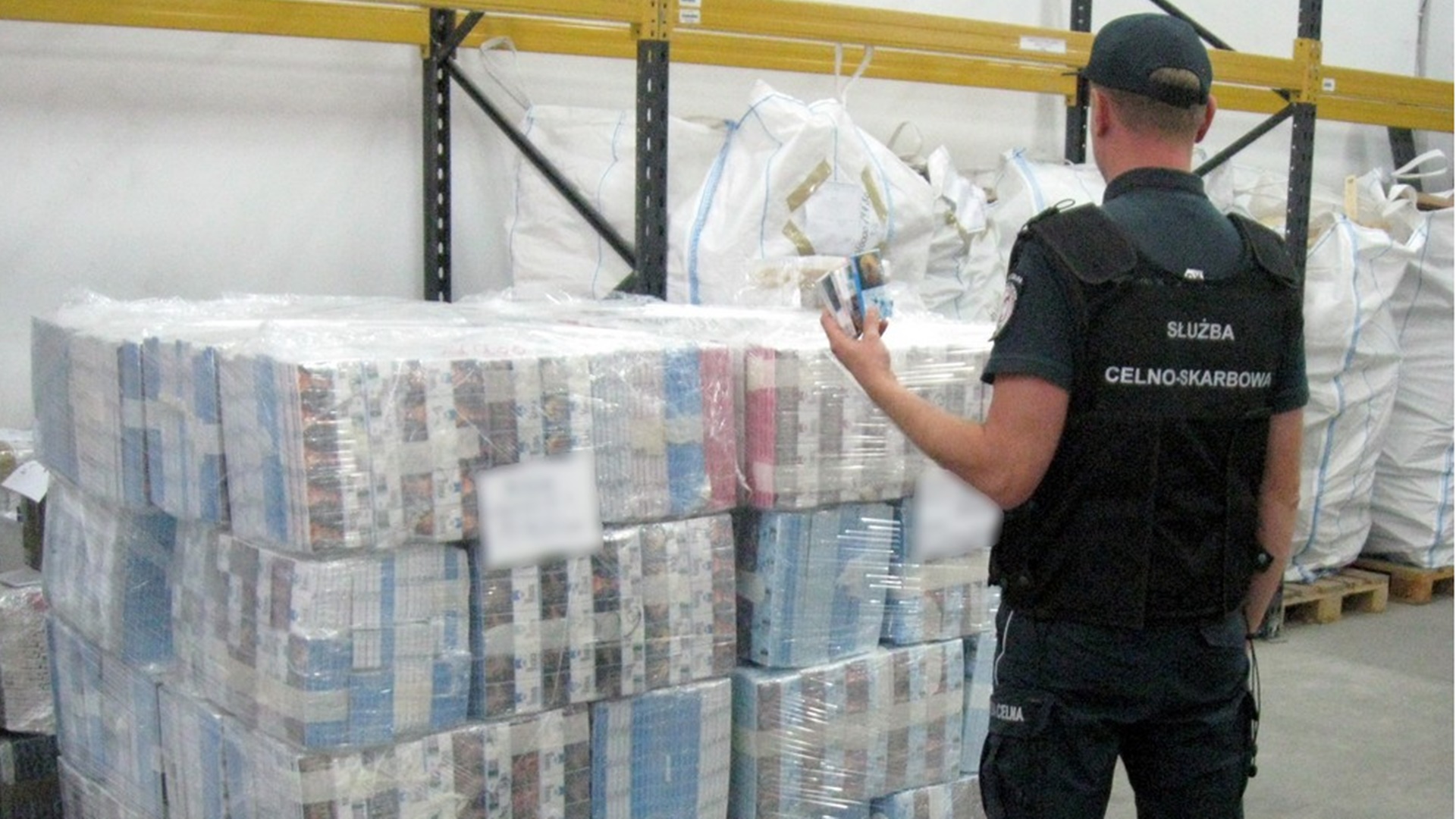 KAS znalazła papierosy warte 400 tys. zł w skrytkach w dachu naczepy-chłodni