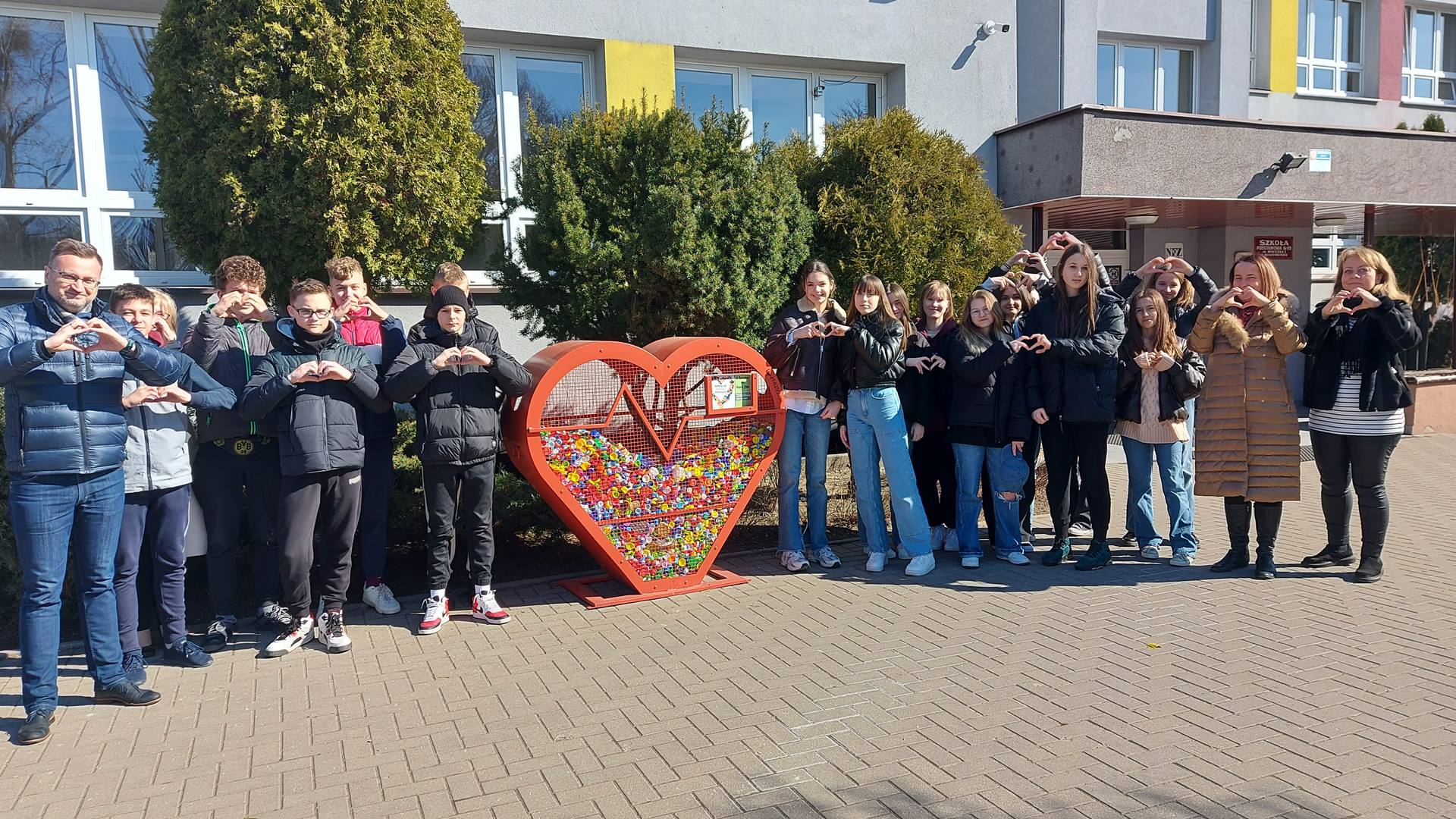 Ponad 30 szkół w Białymstoku bierze udział w inicjatywie "Z sercem do nakrętek"